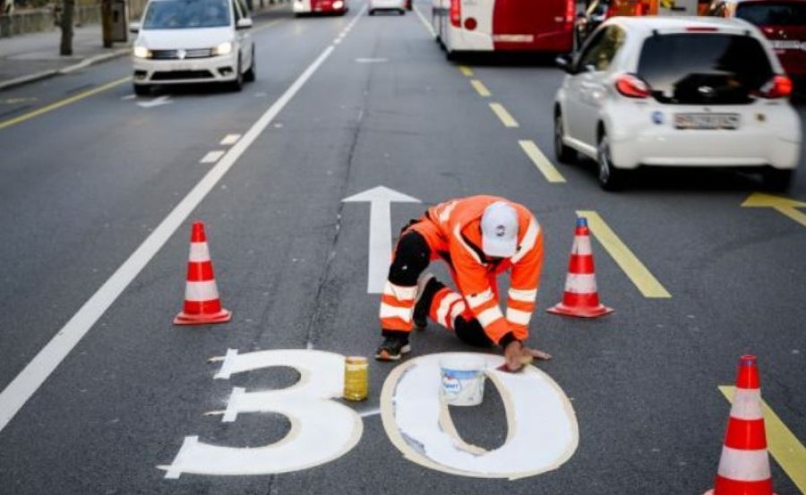 Zvicra ndryshon rregullat për kufizimet 30 km/h në rrugët kryesore