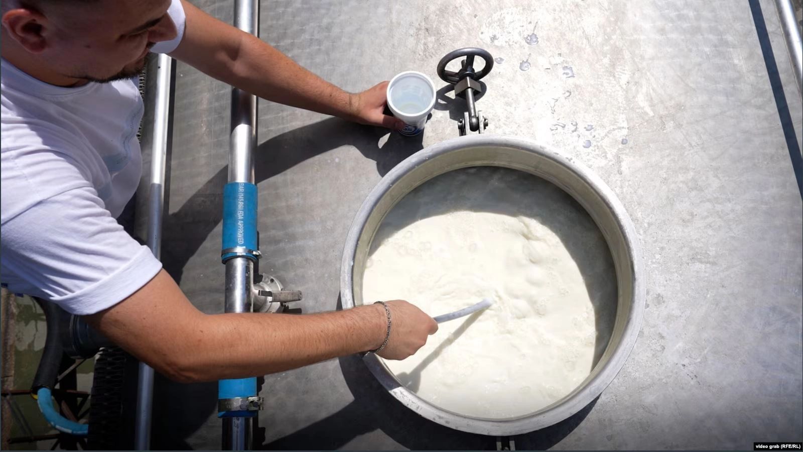 Mbi 5,000 produkte qumështi tërhiqen nga tregu në Kosovë për mospërputhje