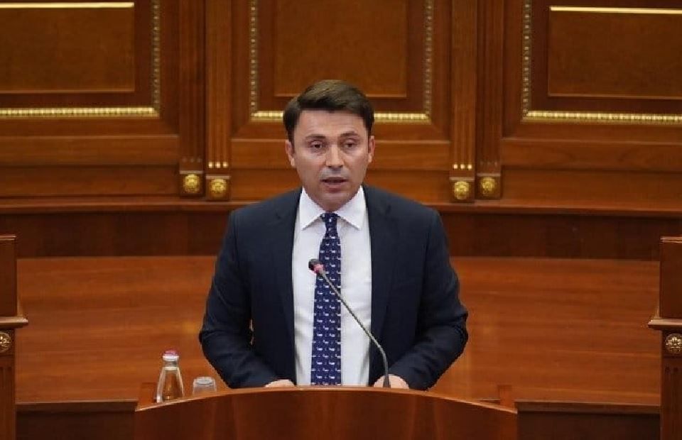 Skënder Llugiqi, familjar i deputetit të VV-së Adnan Rrustemi, është arrestuar pas thirrjeve për vrasjen e Ramush Haradinajt në Kuvend.