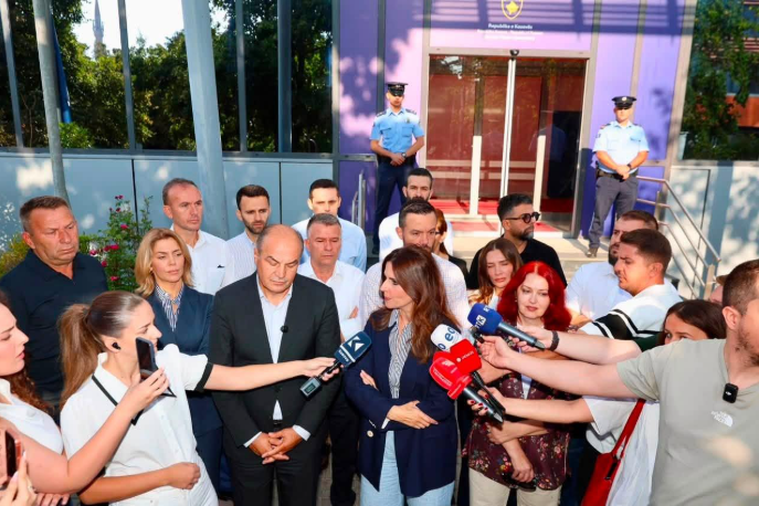 Deputetët e PDK-së bllokojnë hyrjen e Qeverisë për të kërkuar seancë konstituive