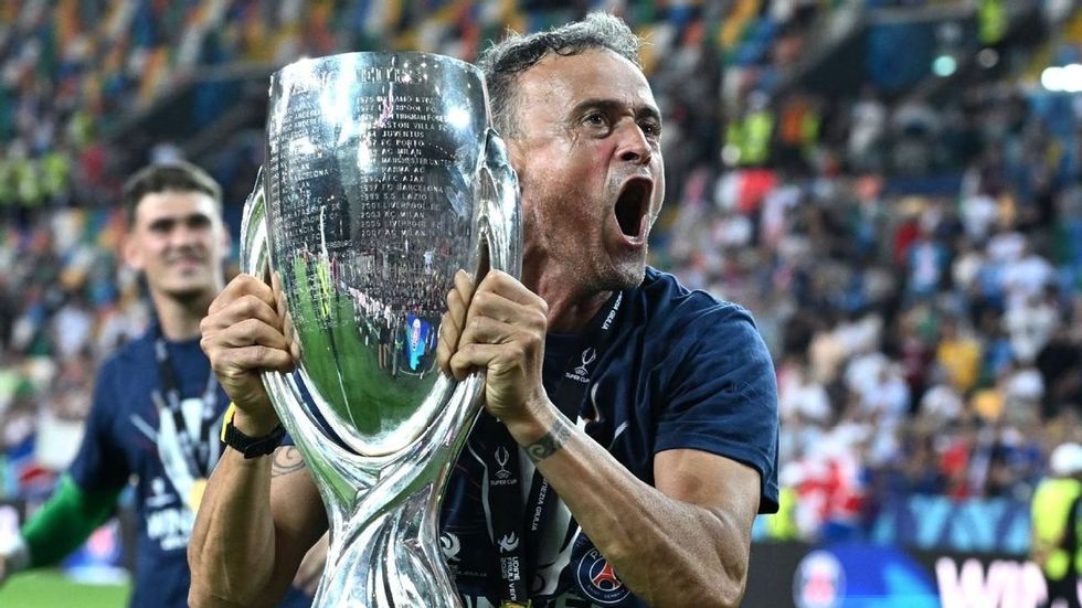 Luis Enrique fitoi trofeun e tretë të UEFA Super Cup me PSG, duke u afruar më shumë Guardiolas dhe Ancelottit.
