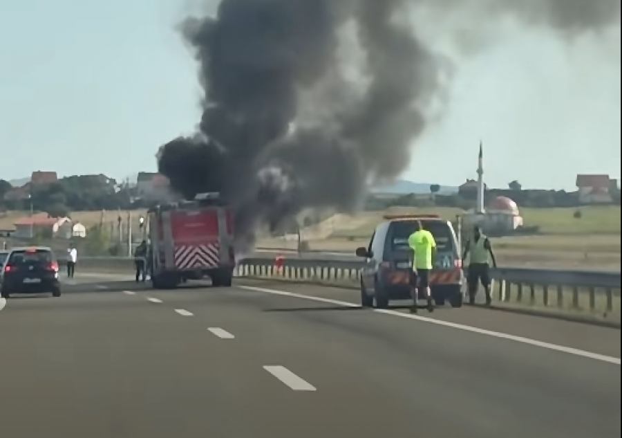 Flakët kaplojnë një veturë në autostradën “Arbër Xhaferi” pranë Lipjanit