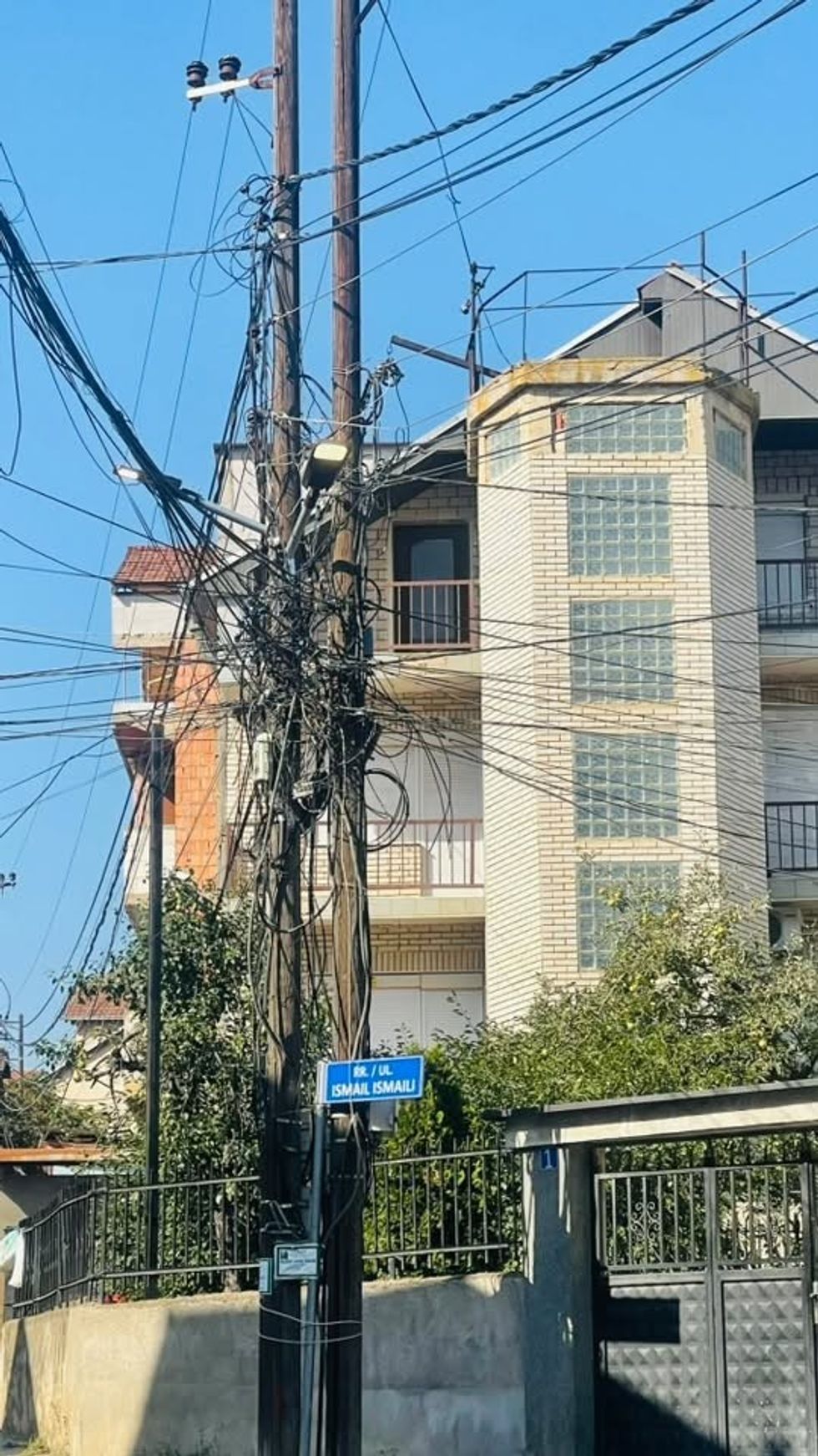 Ndriçimi i rrugës "Xhavit Ahmeti" në Prishtinë ndezur pa ndërprerje prej javësh