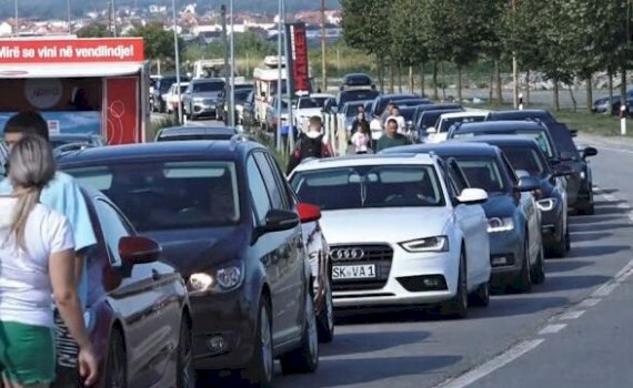 Fluksi i madh në pikat kufitare, pritje deri në 1 orë në dalje nga Kosova