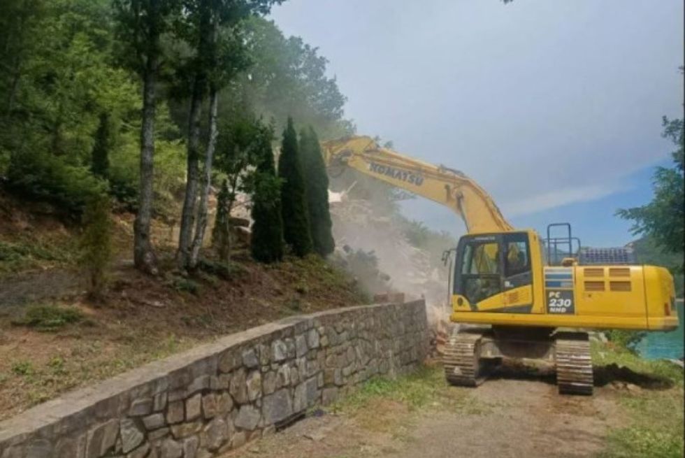 Gjykata Themelore e Mitrovicës ka dalë në terren më 13 gusht për procesin e vendshikimit pas rrënimit të 17 objekteve pa leje në Ujman.
