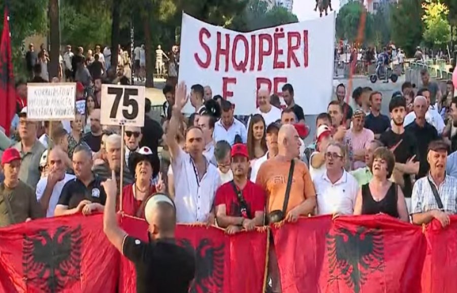 Protesta në Tiranë hyn në ditën e 75-të me thirrje për ndryshim rrënjësor