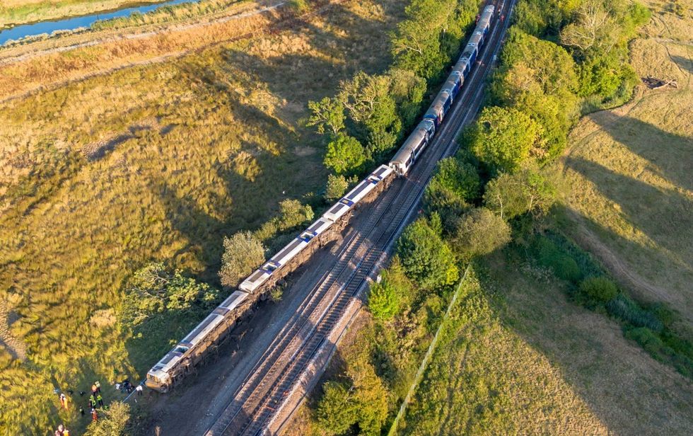 Treni në Angli del nga shinat, plagosje dhe kaos në transportin hekurudhor