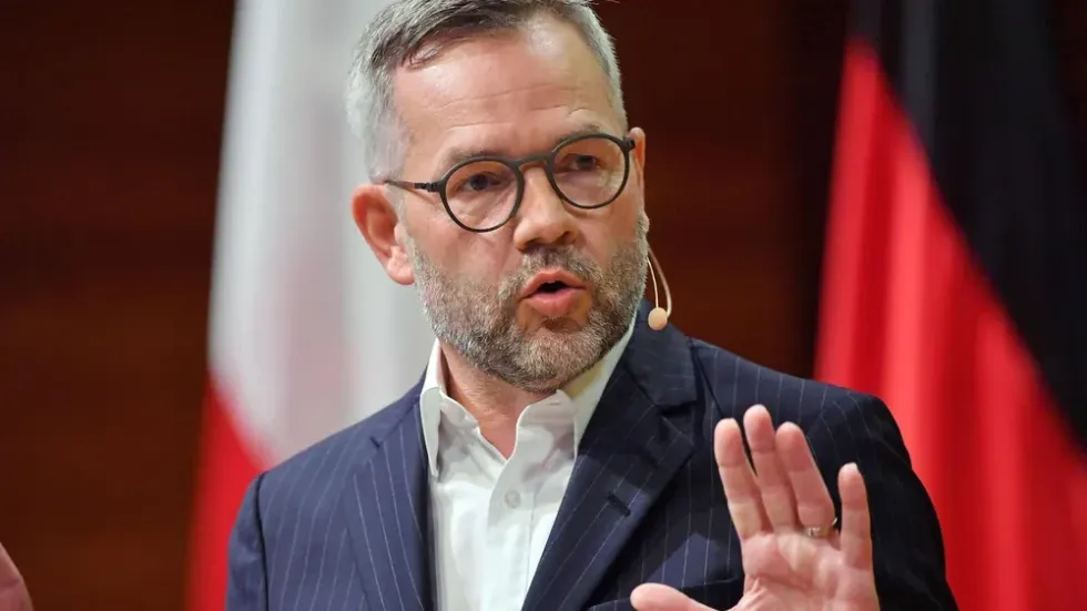 Heqja e flamurit ukrainas në Prishtinë ndez debate dhe reagime ndërkombëtare