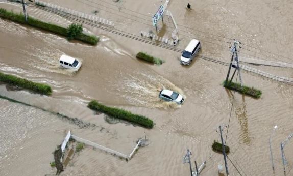 Reshjet rekord në Japoni shkaktojnë viktima dhe paralajmërime për rreziqe të mëtejshme