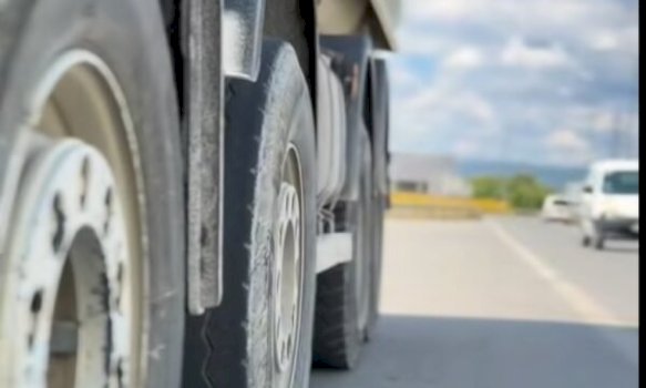 Kufizime të reja për kamionët mbi 20 tonë në autoudhë gjatë ditëve me temperatura të larta