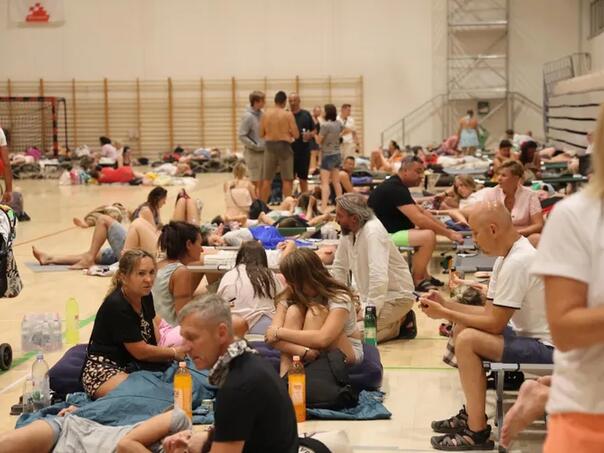 Aktualisht numri i të evakuuarve në sallën sportive Ribnjak në Omish është rënë nga mbi 2,000 në rreth 1,500 persona.