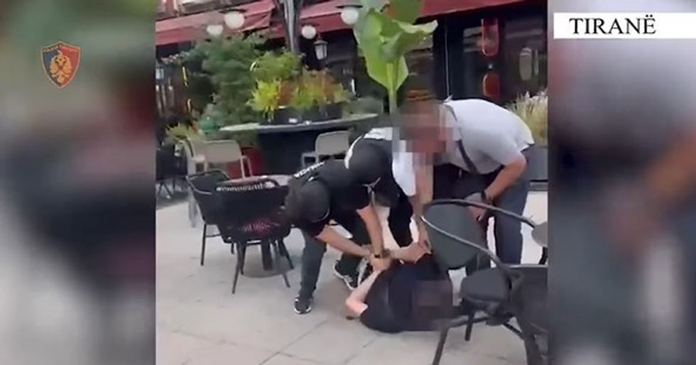 Operacion antidrogë në Tiranë, dy të rinj kapen duke shkëmbyer kokainë