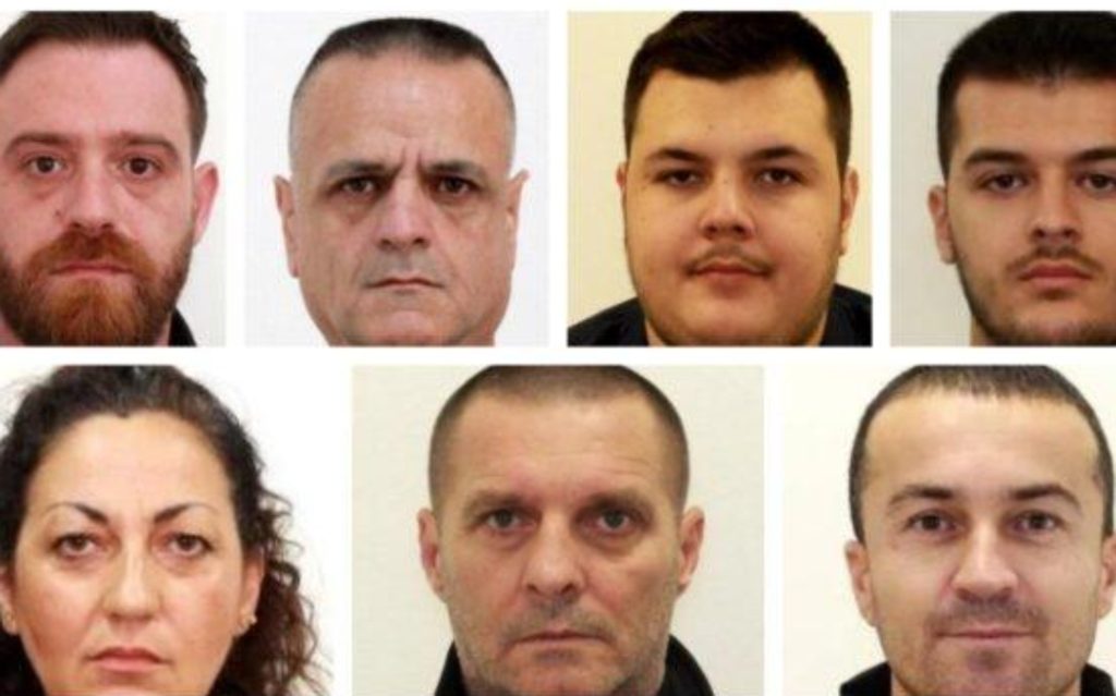 Shtatë persona të rrjetit “Krasniqi” janë arrestuar ose vetëdorëzuar pas sanksioneve britanike dhe operacionit të përbashkët Kosovë-Britani.