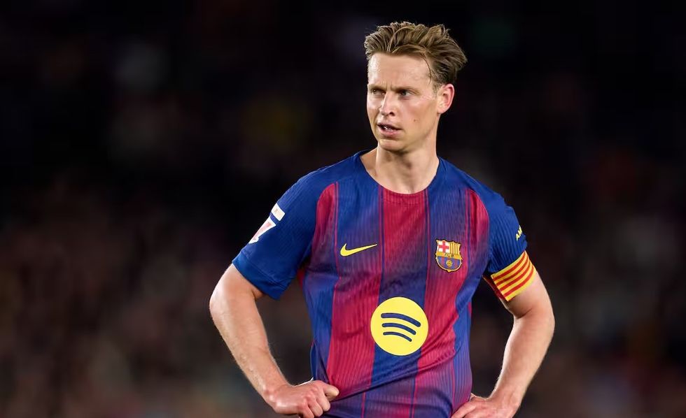 Frenkie De Jong mohon përçarjet me trajnerin Hansi Flick dhe akuzon gazetarin Gerard Romero për shpifje.