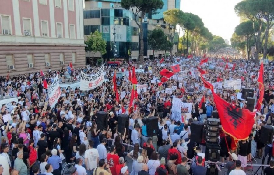 Protesta në Tiranë mbush 76 ditë, qytetarët marshojnë drejt Kryeministrisë