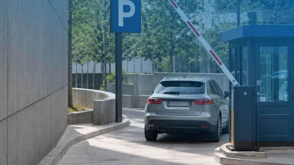 Komuna e Prishtinës kërkon legalizimin e parkingjeve private përmes aplikimit online