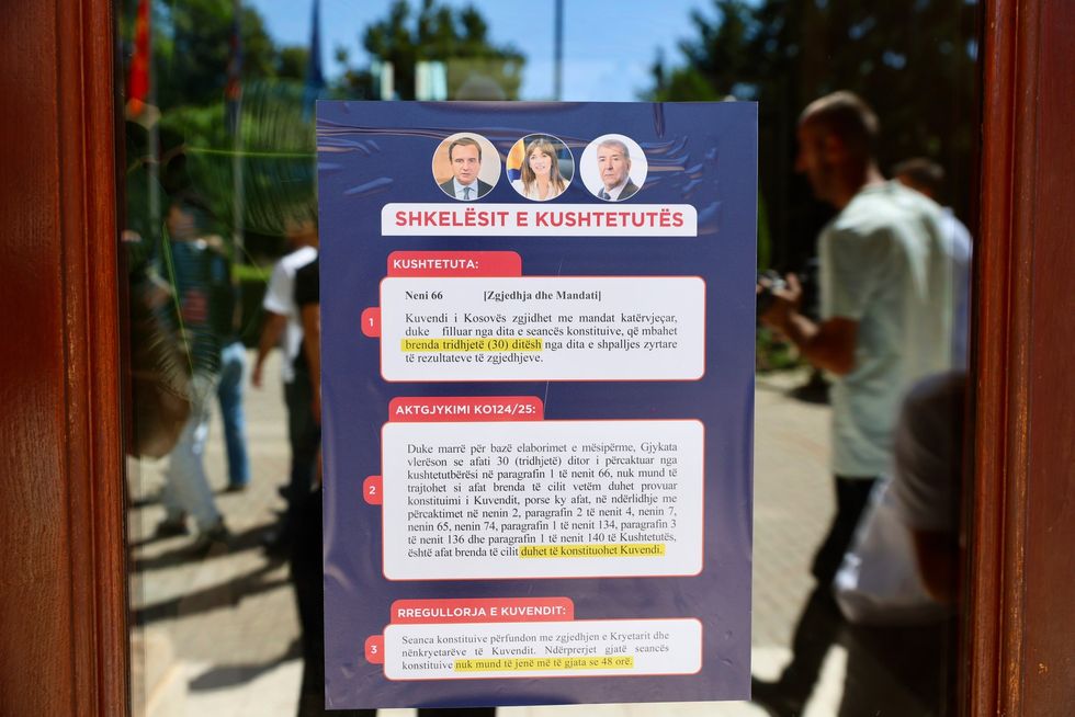 Rinia Demokratike e Kosovës organizon aksion simbolik para Kuvendit duke vendosur pankarta me fotografitë e Albin Kurtit, Albulena Haxhiut dhe Avni Deharit si "shkelës të Kushtetutës".