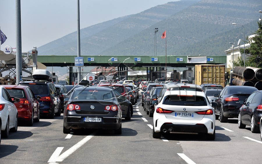 Fluksi i madh i vizitorëve nga Kosova në Shqipëri gjatë fundjavës verore