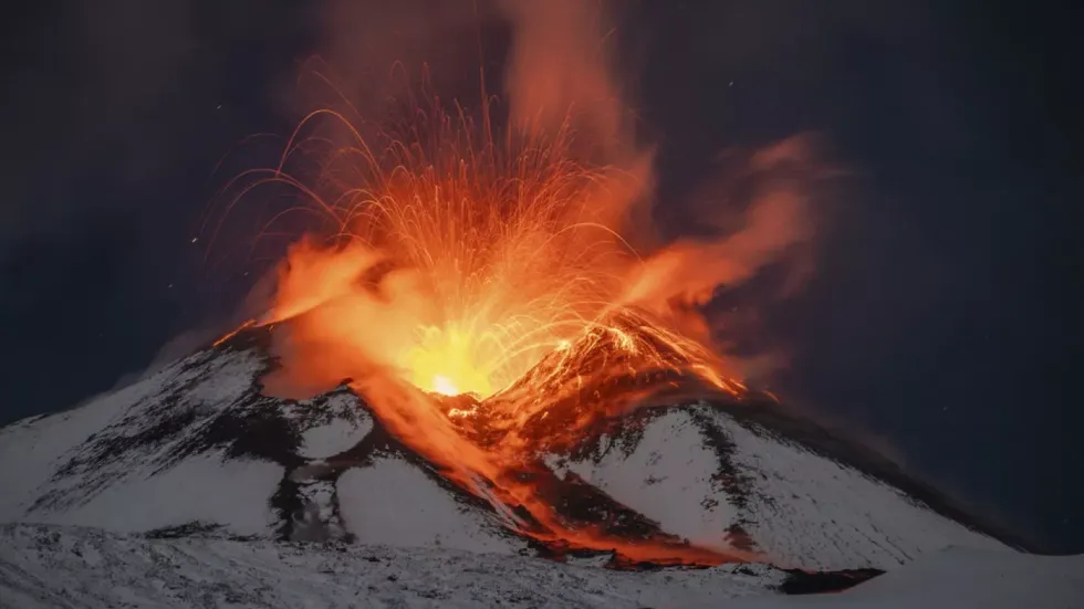 Etna shpërthen sërish, hiri krijon kaos në fluturime dhe tërheq mijëra turistë