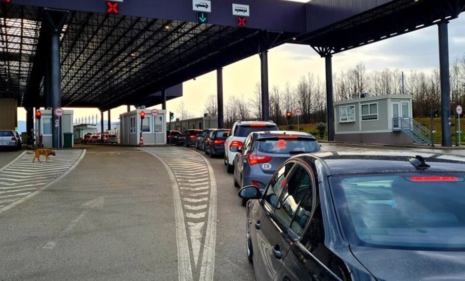 Pritjet e gjata në pikat kufitare të Kosovës, deri në 35 minuta vonesë