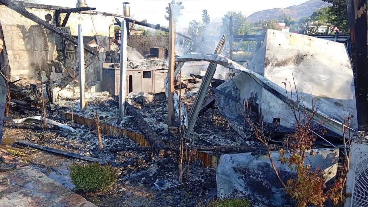 Pas Vlorës, edhe Saranda përfshihet nga flakët e një resorti turistik