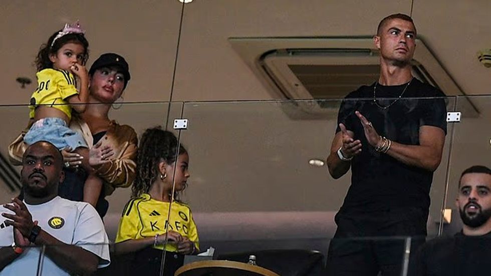 Ronaldo dhe Georgina shfaqen për herë të parë pas martesës sekrete në tribunat VIP