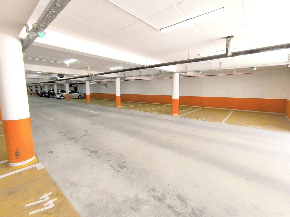 Parkingu nëntokësor bosh, rrugët e Vushtrrisë të mbushura me makina në trotuar