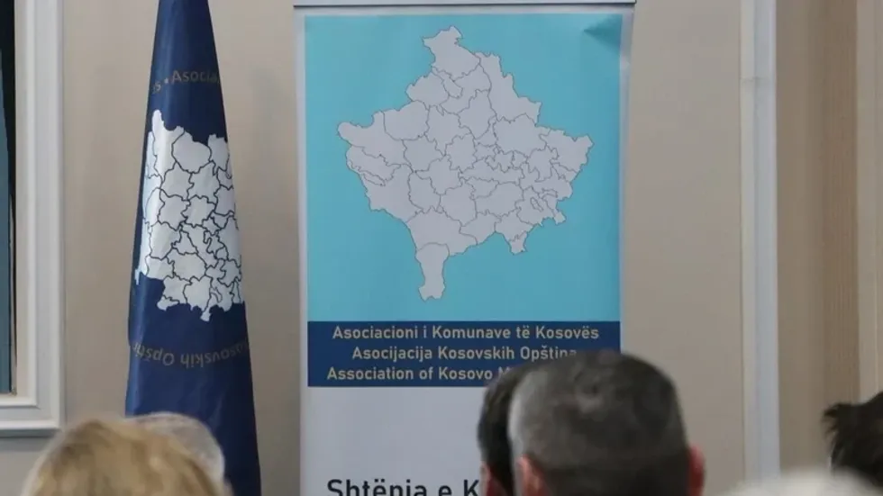 Projektligji i ri parashikon që pronat publike të komunave, përfshirë shkollat dhe qendrat mjekësore, të kalojnë në pronësi të shtetit.