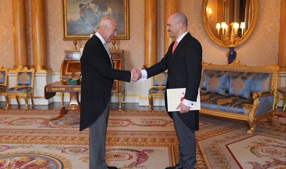 Ambasadori shqiptar kundër stigmatizimit të komunitetit në Britani