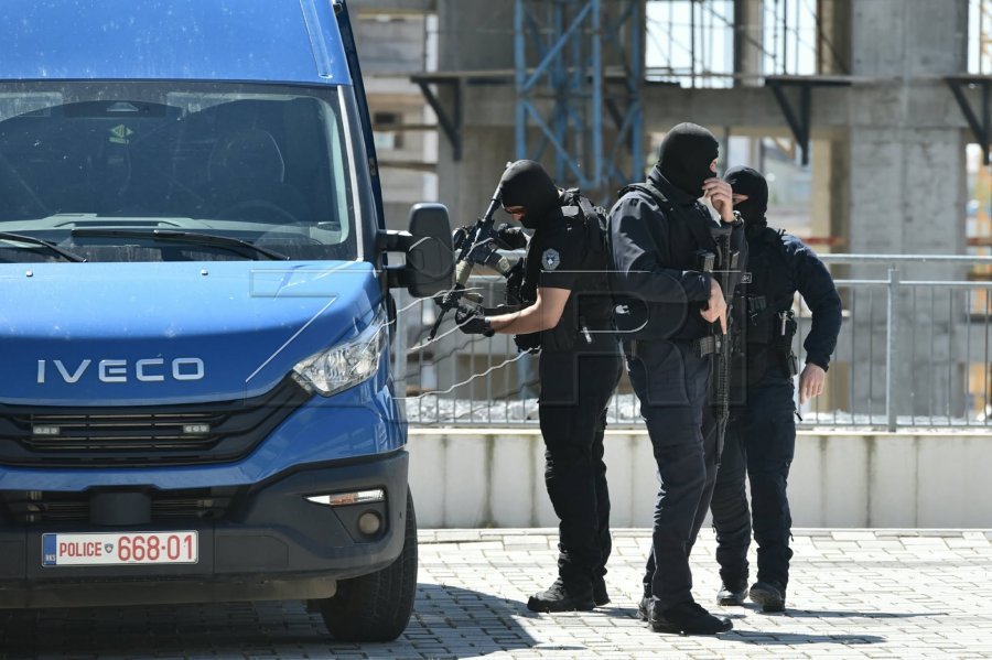 Një person në Arllat është dërguar në mbajtje pas arrestimit për armëmbajtje pa leje dhe posedim të narkotikëve.