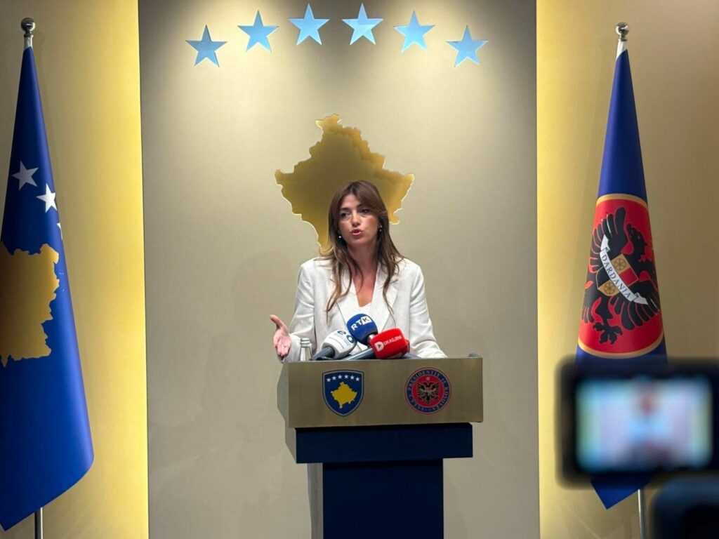 Haxhiu sfidon kritikët: Kushtetuesja vendos për detyrën e presidentes