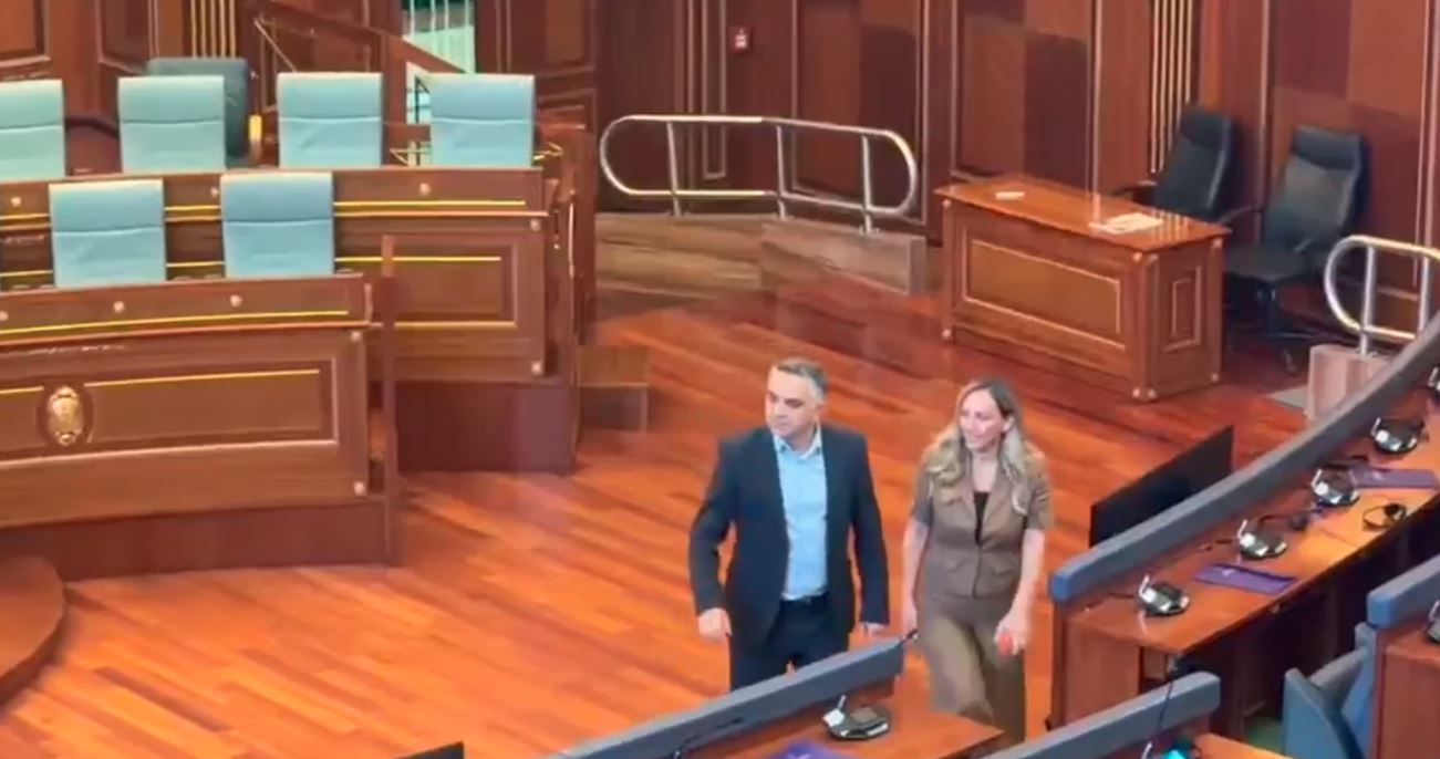 Deputetët e Aleancës, Besnik Tahiri dhe Albana Bytyqi, janë futur në sallën e Kuvendit të Kosovës duke iu përgjigjur ftesës së PDK-së për seancën konstituive.