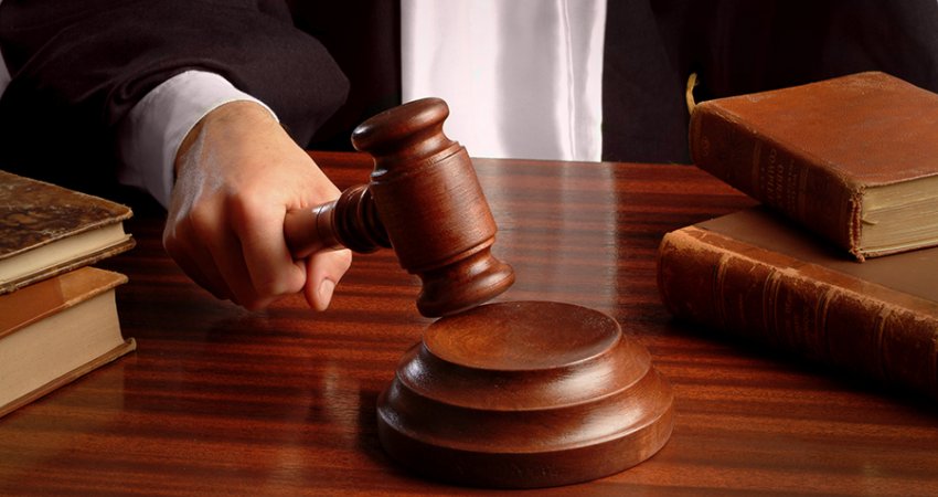 Prokuroria në Mitrovicë ka ngritur aktakuzë ndaj A.S. për vrasje të rëndë dhe mbajtje pa autorizim të armëve.