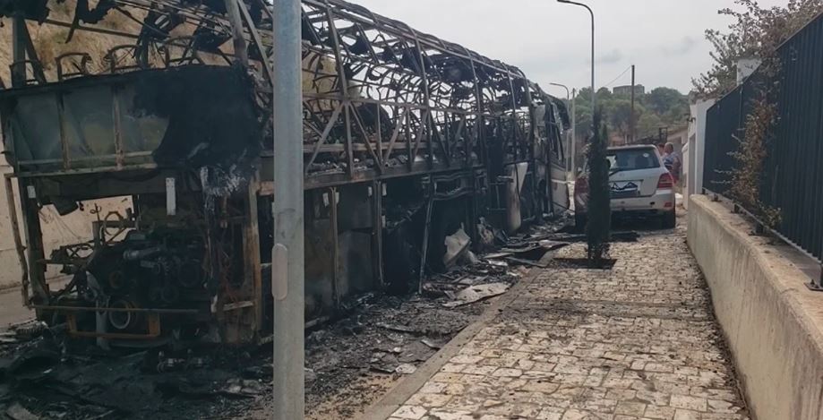Autobusi me turistë digjet në Berat, rrezik edhe për automjetet pranë