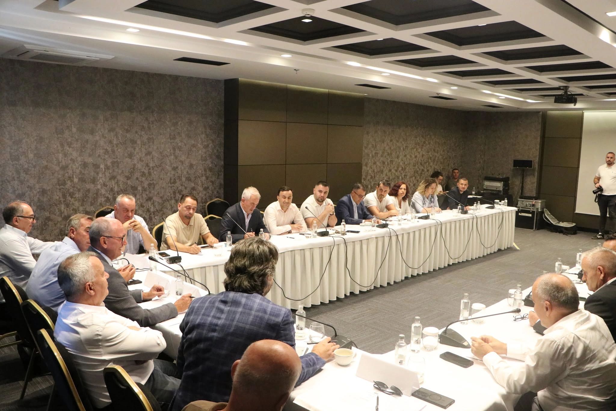 Komunat e Kosovës bashkohen për protestë kundër ndërhyrjeve qendrore