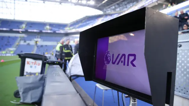 Premier League rrit transparencën, por shton presionin mbi gjyqtarët