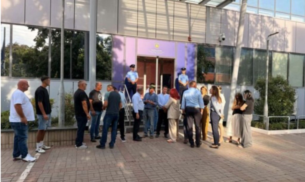 PDK-së i është bashkuar Rinia Demokratike e Kosovës në bllokimin e hyrjes së Qeverisë për të pestën ditë.