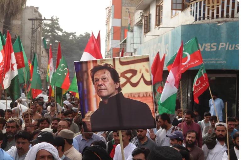 Gjykata Supreme e Pakistanit urdhëroi transferimin e Imran Khan nga burgu Adiala në spitalin Shifa International brenda dy ditësh dhe krijimin e një bordi mjekësor për trajtimin e tij.