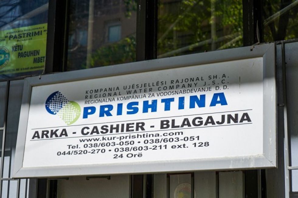 Dëmtimi i gypit në rrugën “Toni Bler” kërkon ndërhyrje urgjente nga KRU Prishtina