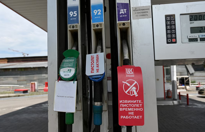 Shoferët rusë në radhë të gjata për karburante për shkak të sulmeve ukrainase