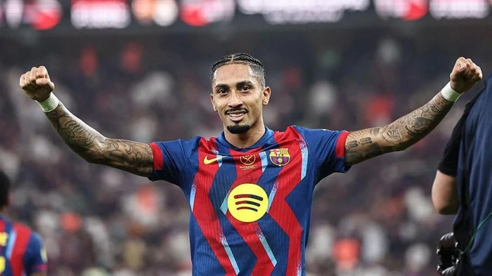 Raphinha mbajti fjalimin e tij të parë si kapiten i Barcelonës para finales së Trofeut Joan Gamper, duke shprehur mbështetje për Roony-n dhe uruar mirëseardhjen për stafin teknik të ri.