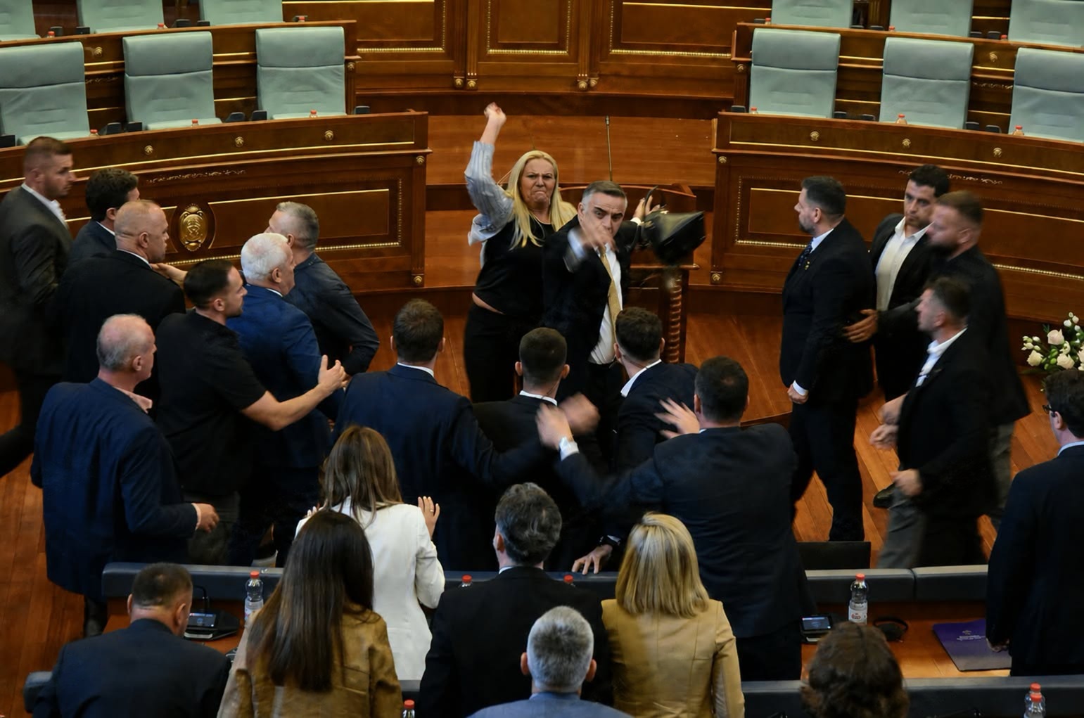 Kryeministri Albin Kurti ishte në zyrën e komuniteteve duke siguruar tetë vota në ditën e incidentit me gjuajtjen me vezë.