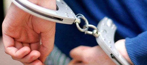 55-vjeçari nga Ferizaj është arrestuar më 19 gusht 2026 pas një mosmarrëveshjeje familjare ku u lëndua bashkëshortja dhe vajza e tij, dhe policia sekuestruar një pistoletë me karikator dhe tre fishekë.