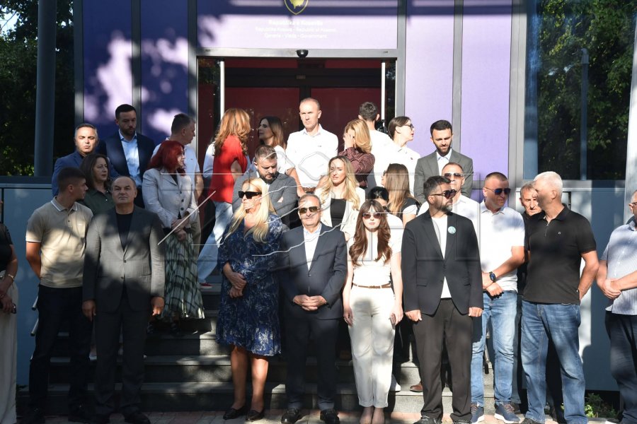 PDK-ja ka vendosur letra me mesazhe në ulëset e deputetëve të LVV-së në sallën e Kuvendit.