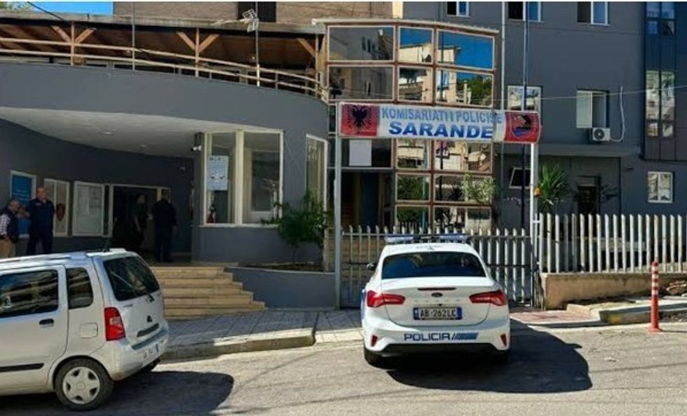 Goditet me sëpatë 45-vjeçari në Delvinë, policia shoqëron autorin.