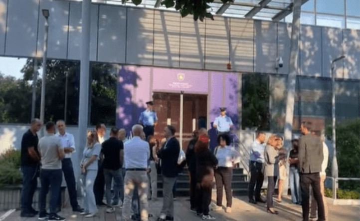 PDK dhe Aleanca vazhdojnë për të shtatën ditë bllokimin e hyrjes së Qeverisë për mosvazhdimin e seancës konstituive të Kuvendit.