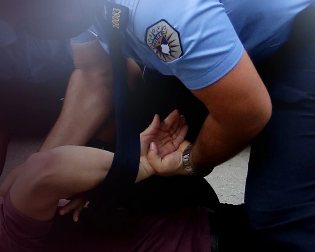 16-vjeçari i dyshuar për kanosje me armë në Kaçanik është arrestuar dhe ndalohet për 24 orë.