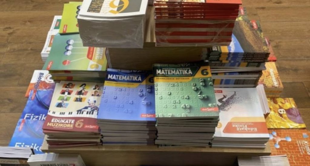 Libraria “Dukagjini” konfirmon nisjen e shitjes së teksteve shkollore më 24 gusht pavarësisht thirrjes së MASHT për ndalim.