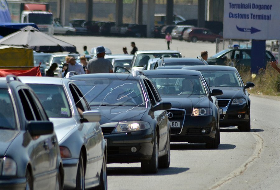 2 orë pritje në Merdarë, kolona arrin 1.2 kilometra për dalje nga Kosova.