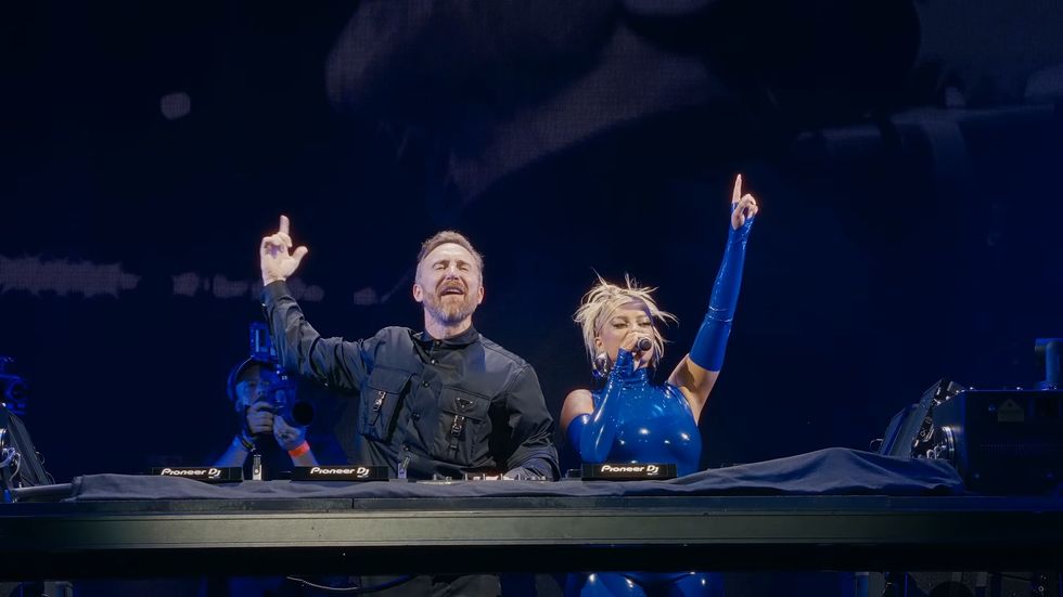 Bebe Rexha dhe David Guetta renditen tani në vendin e parë të Billboard Dance me “Sad Girls”.
